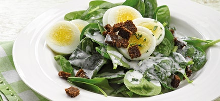 Salade d’épinards et vinaigrette au yaourt et herbes aromatiques