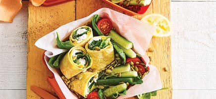 Rolled spinach and cheese omelette salad box