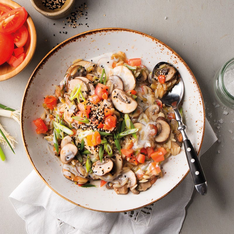 Pilzrisotto aus Risoni mit Tomaten und Sesam