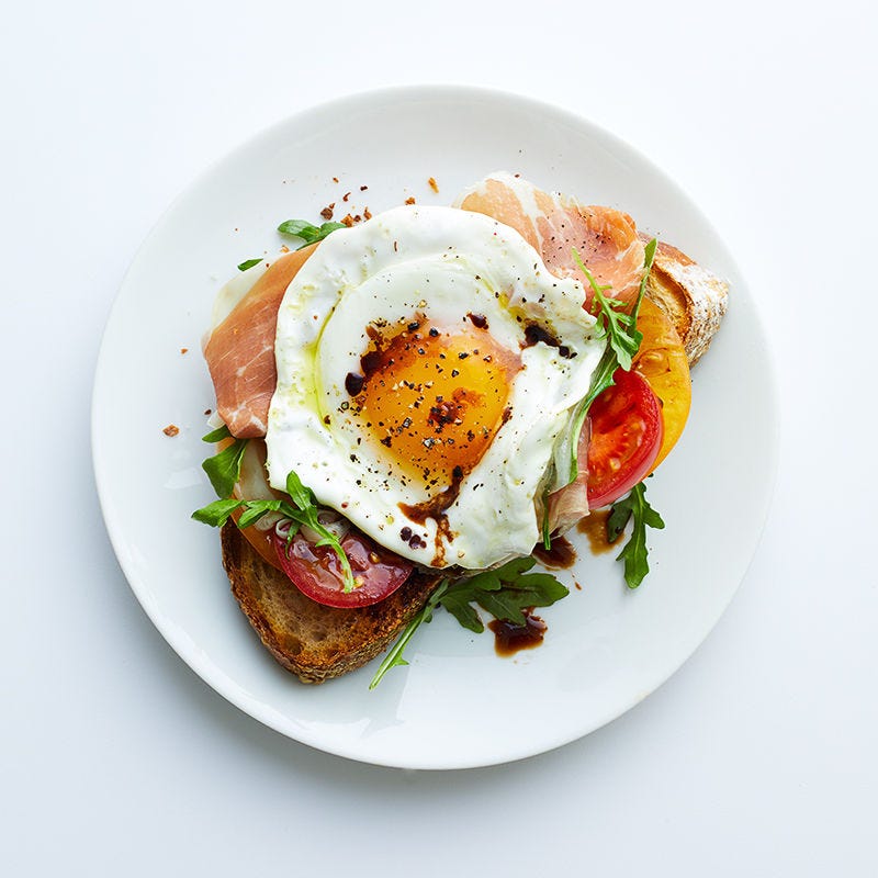 Photo de Déjeuner à l’œuf frit, au prosciutto et à la roquette sur rôtie par WW