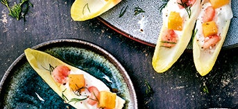 Rosace d’endives aux crevettes et kaki