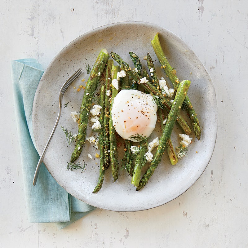 Roasted asparagus with poached eggs and goat cheese