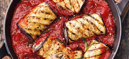 Aubergineninvoltini in pikanter Tomatensauce