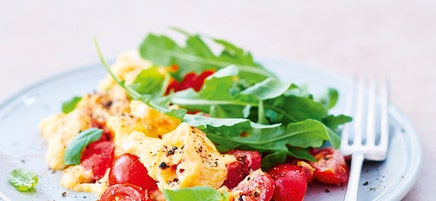 Roerei met tomaten en rucola