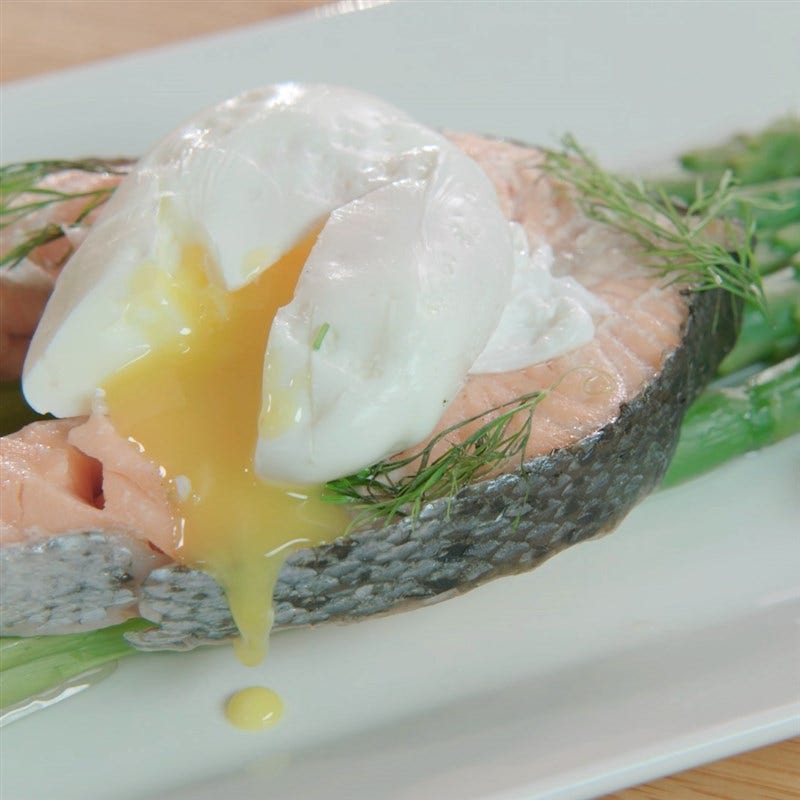 Groene asperges met zalm en gepocheerd eitje