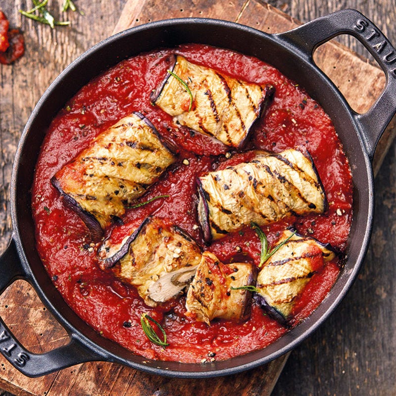 Auberginerolletjes in pikante tomatensaus
