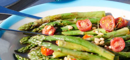 Asperges grillées et tomates