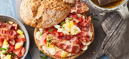Egg & bacon roll