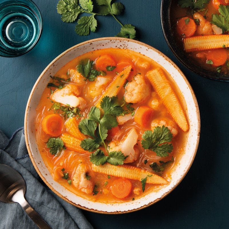 Massaman Nudelsuppe mit Blumenkohl und Minimais