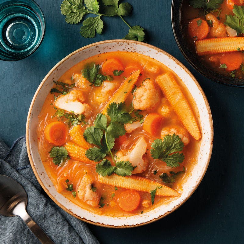 Massaman Nudelsuppe mit Blumenkohl und Minimais