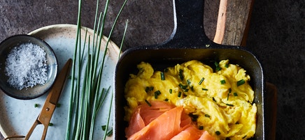 Roerei met bieslook en gerookte zalm