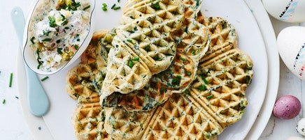 Gaufres aux épinards et sauce au jambon et à l’œuf