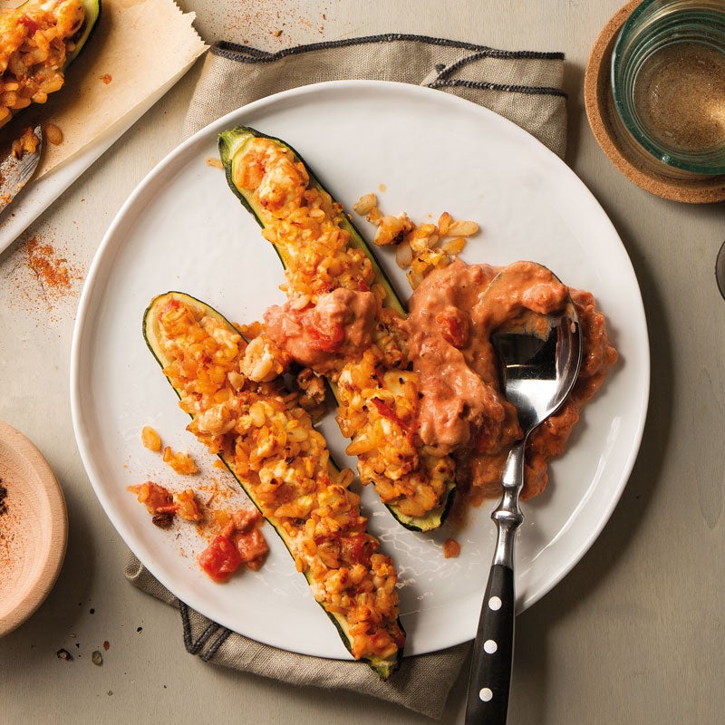 Gefüllte Zucchini mit Feta auf Tomatensauce Rezept | WW Deutschland Gefüllte Zucchini mit Feta auf Tomatensauce Rezept | WW Deutschland