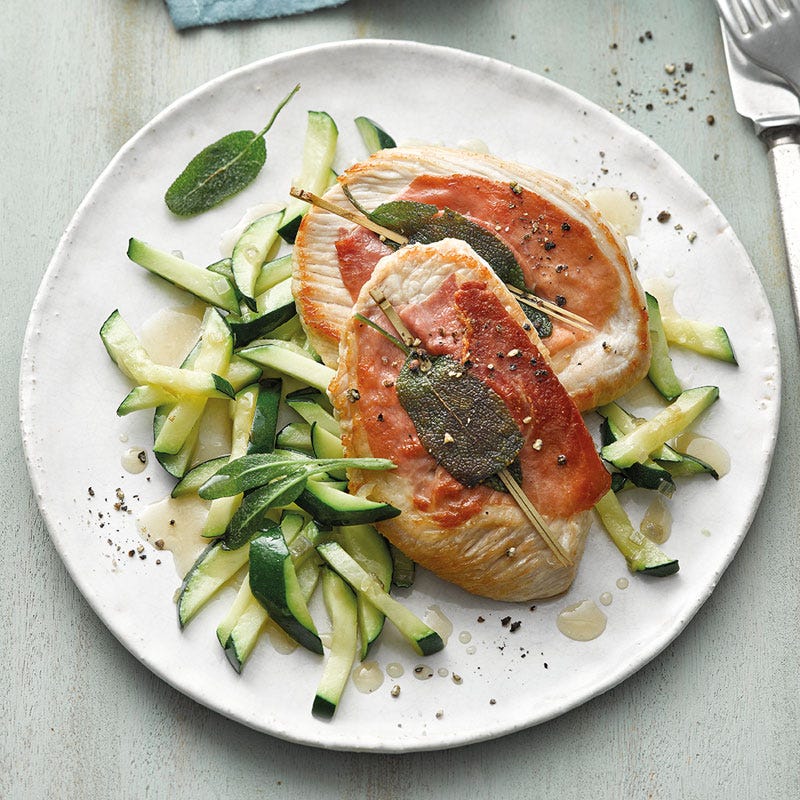 Mini Puten-Saltimbocca mit Zucchinistreifen