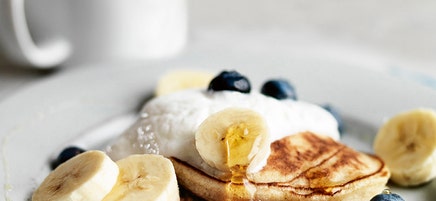 Pannenkoeken met blauwe bessen en banaan