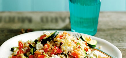 Salat mit Quinoa, Zucchini und Schafskäse