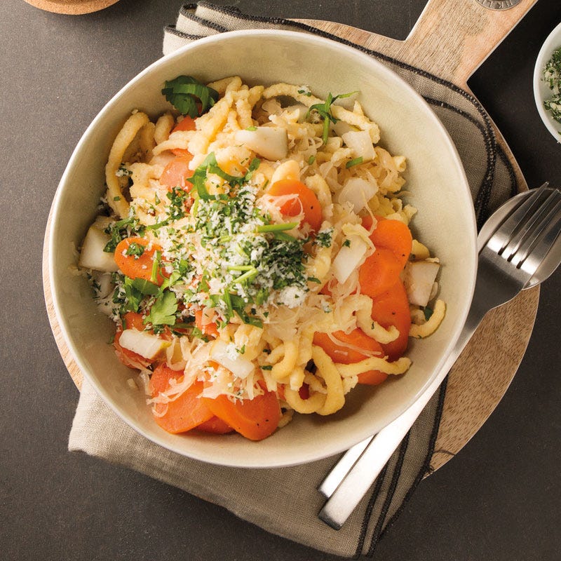 Spätzle mit Karotten und Birnen-Sauerkraut
