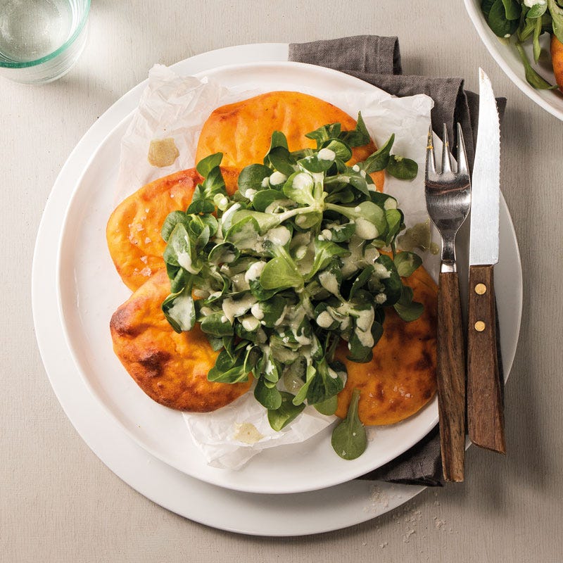 Kürbis-Quark-Plinsen mit Feldsalat