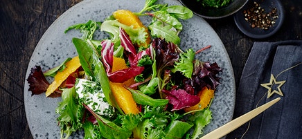 Salade met sinaasappelvinaigrette en zuivelspreadquenelles