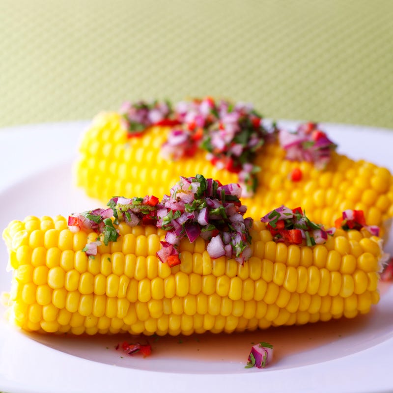 Maiskolven met chili-salsa