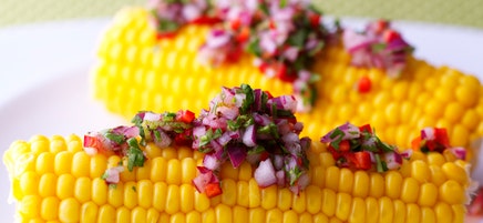Maiskolven met chili-salsa