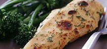 Poulet et se marinade de moutarde et aneth