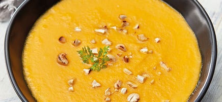 Cremige Kürbissuppe mit Cashewnüssen