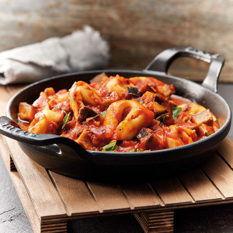 Tortellini in mediterraner Auberginensauce