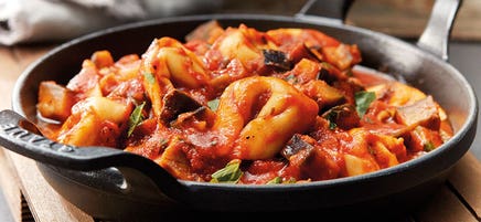 Tortellini in mediterraner Auberginensauce