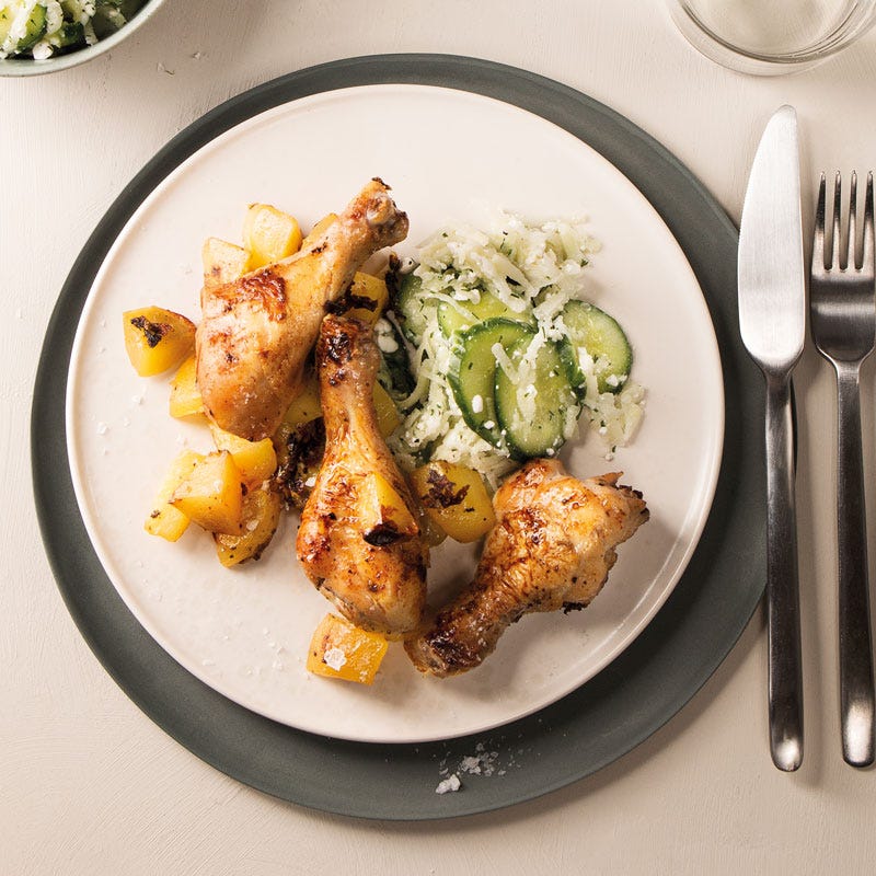 Hähnchenkeulen mit Gurken-Kohlrabi-Salat