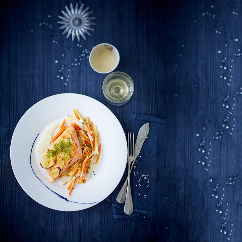 Foto van Zalm met aardappeldakje en wortelgroenten door WW