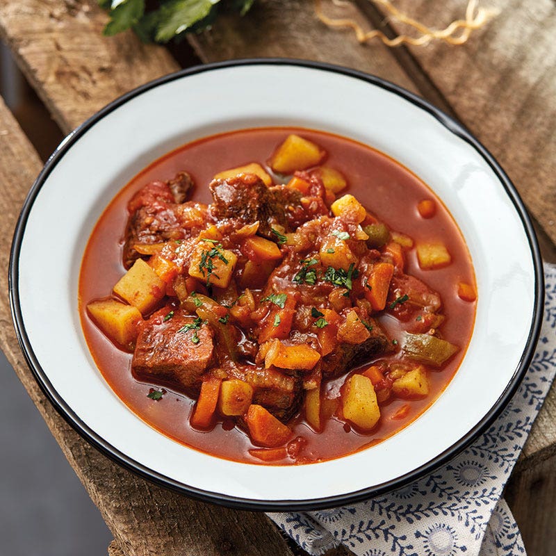Pikantes Rindsgulasch mit Gemüse / Pikantes Rindergulasch mit Gemüse