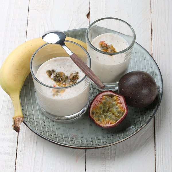 Exotische bananenyoghurt met passievruchttopping