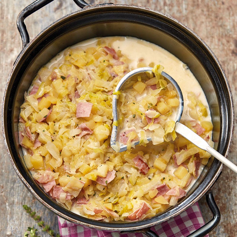 Cremige Spitzkohlpfanne mit Schinken