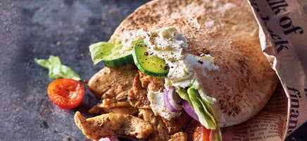 Kycklingkebab i pitabröd med vitlöksfärskost
