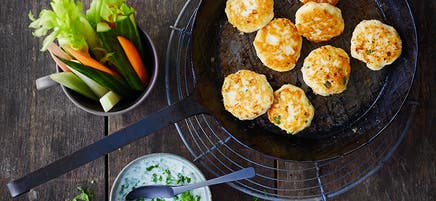 Burger de poisson et sauce aux herbes