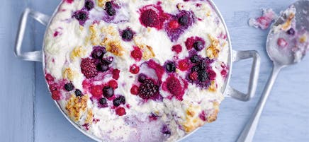 Gebakken plattekaastaart met bosvruchten