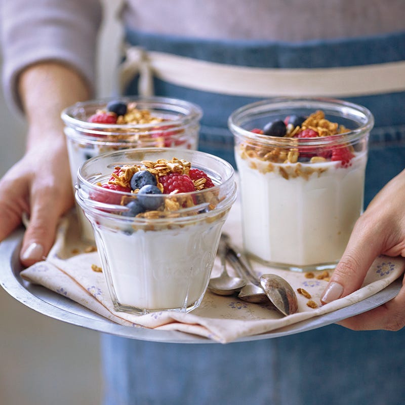 Vanilleskyr met zelfgemaakte granola en vers rood fruit