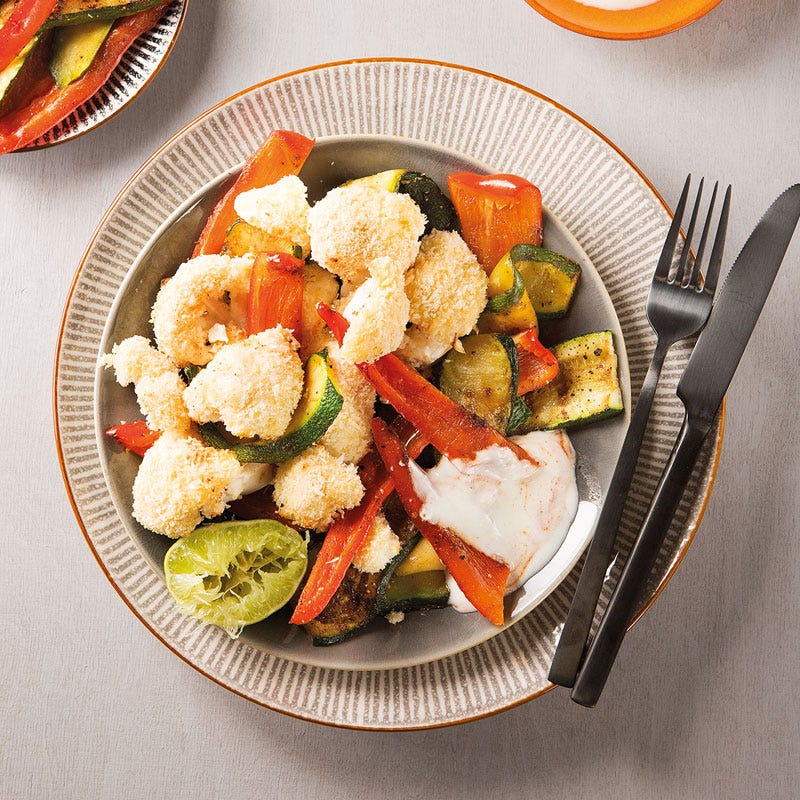 Blumenkohlwings mit Grillgemüse und Limettenjoghurt