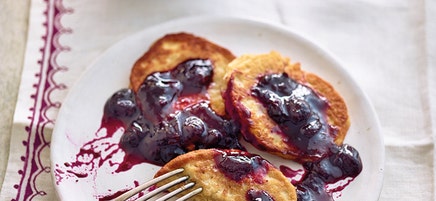 Havermout bananenpannenkoeken met warme blauwe bessen
