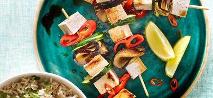 Brochettes de tofu et salade de riz