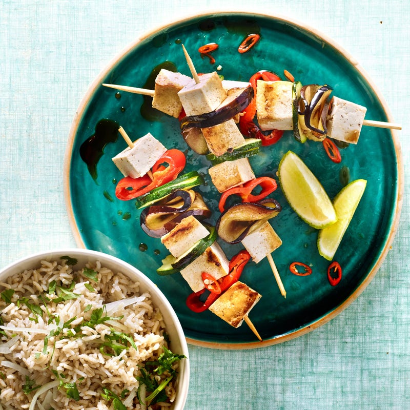 Brochettes de tofu et salade de riz