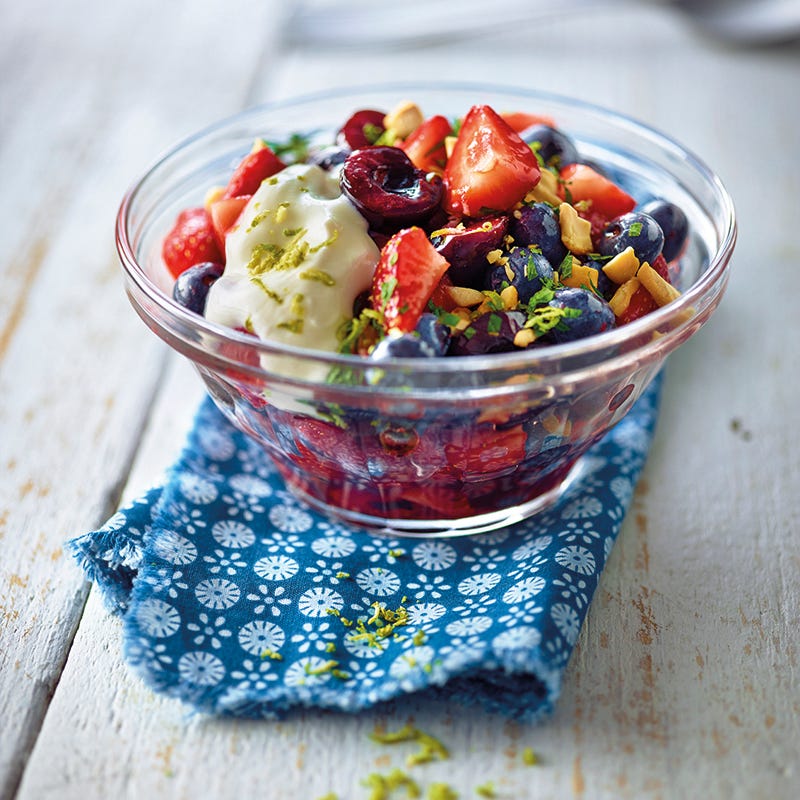 Fruitsalade met limoendressing en yoghurttopping