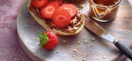 Melkbroodjes met chocoladecrème en aardbeien