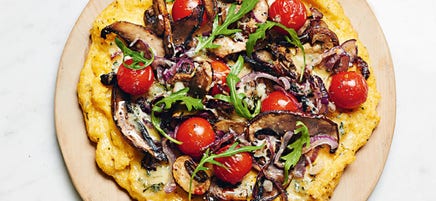 Pizza polenta aux tomates cerise, ail, thym, champignons et roquette