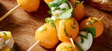 Brochettes de melon, mozzarella et menthe
