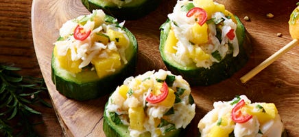 Canapé de concombre et crabe épicé