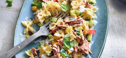 Pastasalade met tonijn en yoghurtdressing