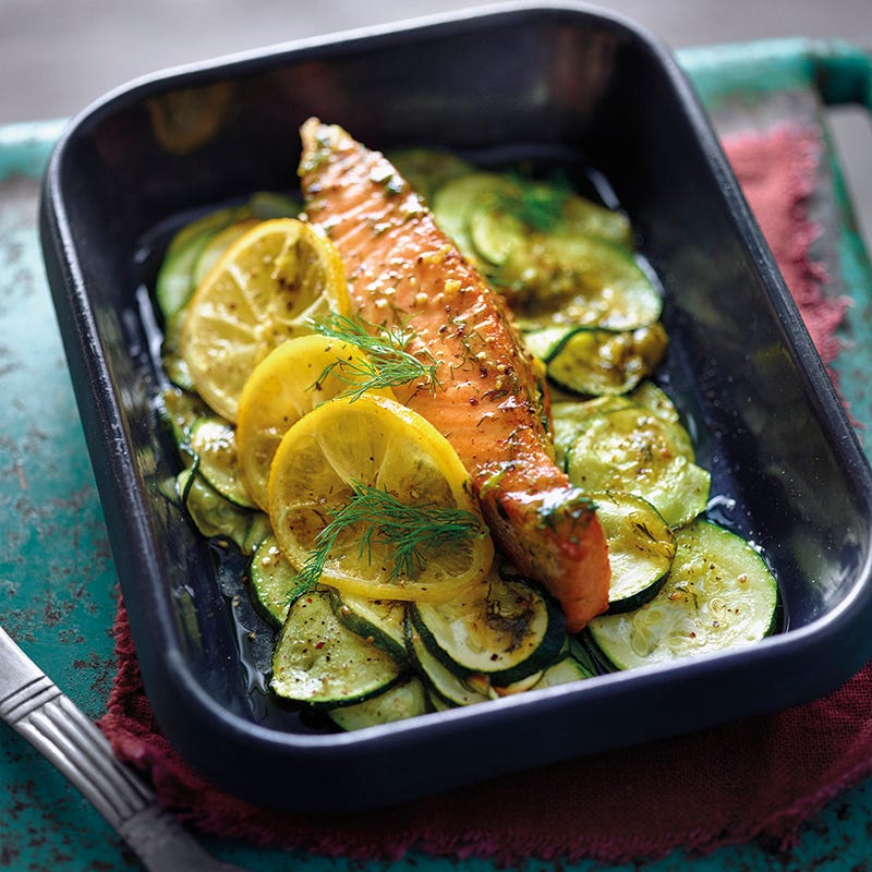 Zalm met courgette uit de oven in een citroen-mosterdmarinade