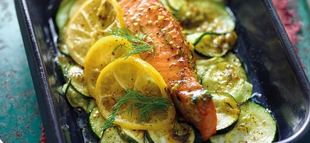 Zalm met courgette uit de oven in een citroen-mosterdmarinade